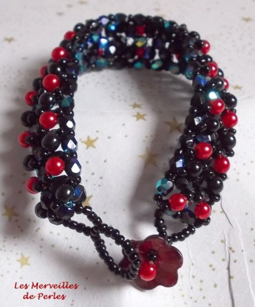 Bracelet en perles Velours Noir et Rouge avec des facettes et des perles nacr&eacute;es en verre