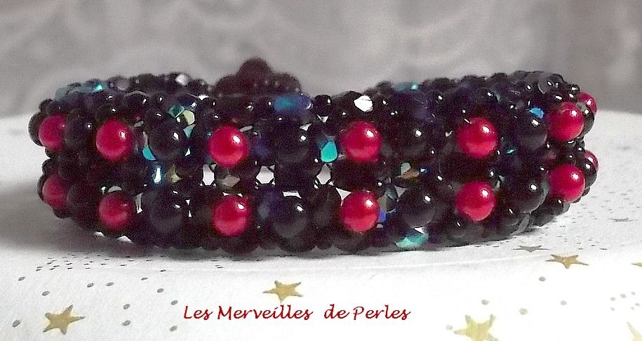 Bracelet en perles Velours Noir et Rouge avec des facettes et des perles nacrées en verre