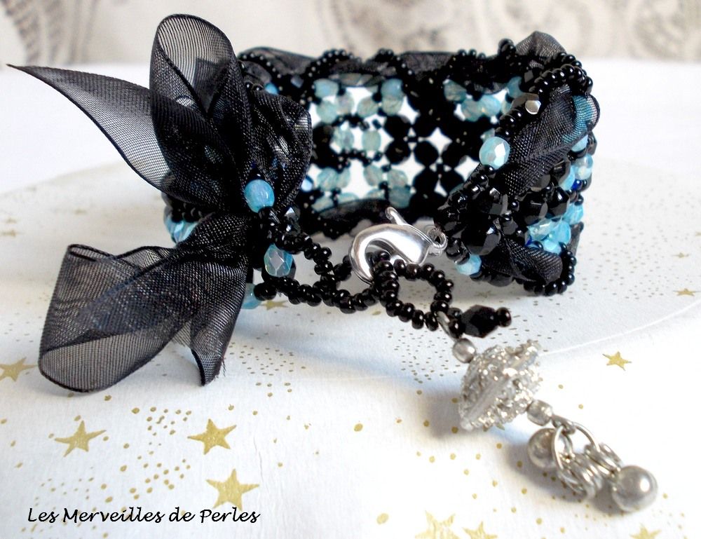 Bracelet Prestige avec des facettes noires et bleu et un ruban organza