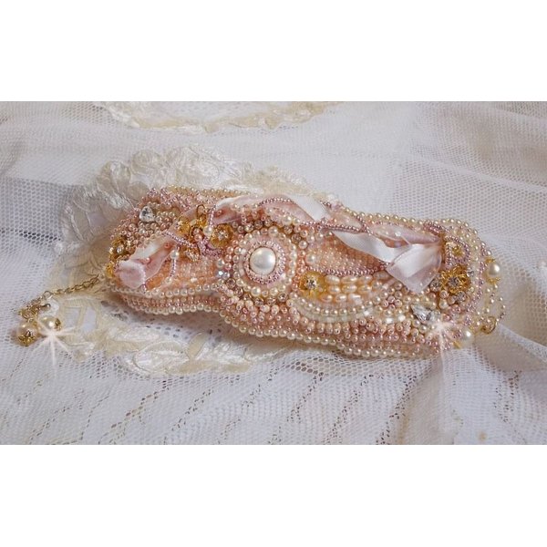 Bracelet Poudre de Riz manchette brodé avec des perles de culture d'eau douce, des perles nacrées, des rocailles et des Cristaux de Swarovski