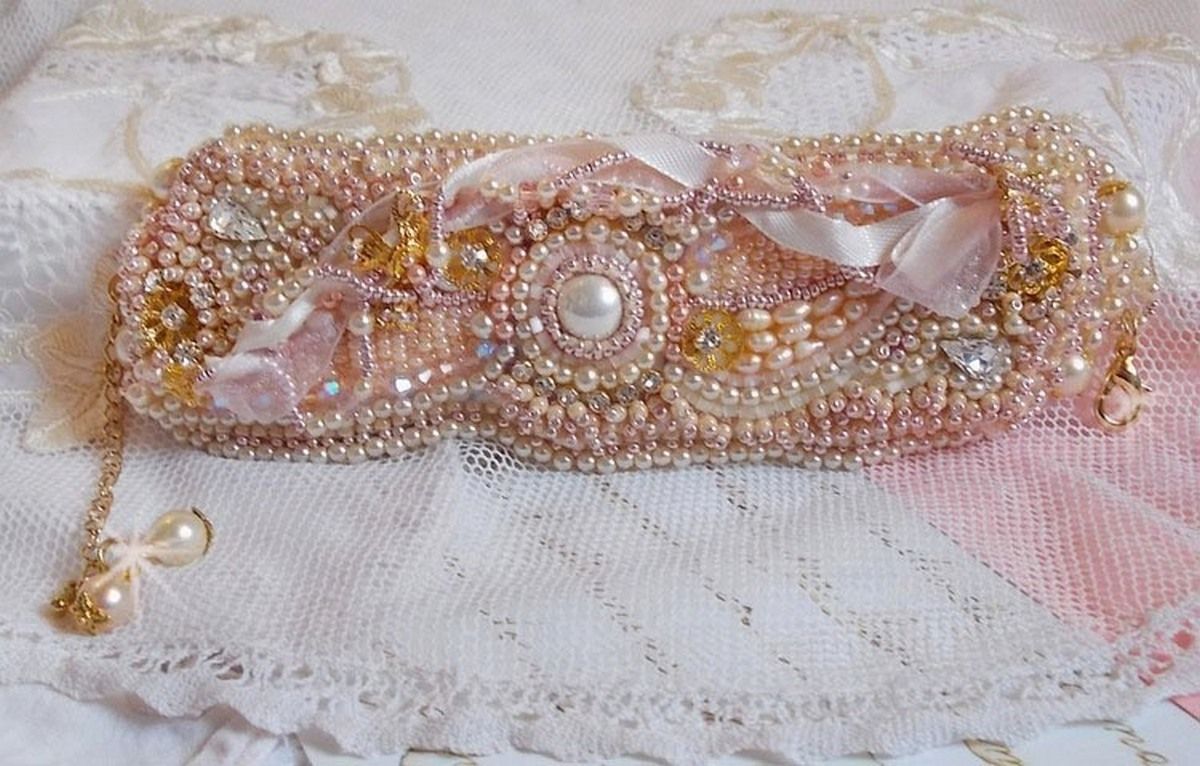 Bracelet Poudre de Riz manchette brodé avec des perles de culture d'eau douce, des perles nacrées, des rocailles et des Cristaux de Swarovski