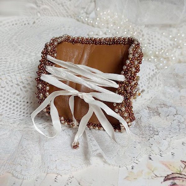 Bracelet Reflets de rosée brodé avec cabochons ovales résines, rocailles, perles verres, cuir et dentelle ancienne