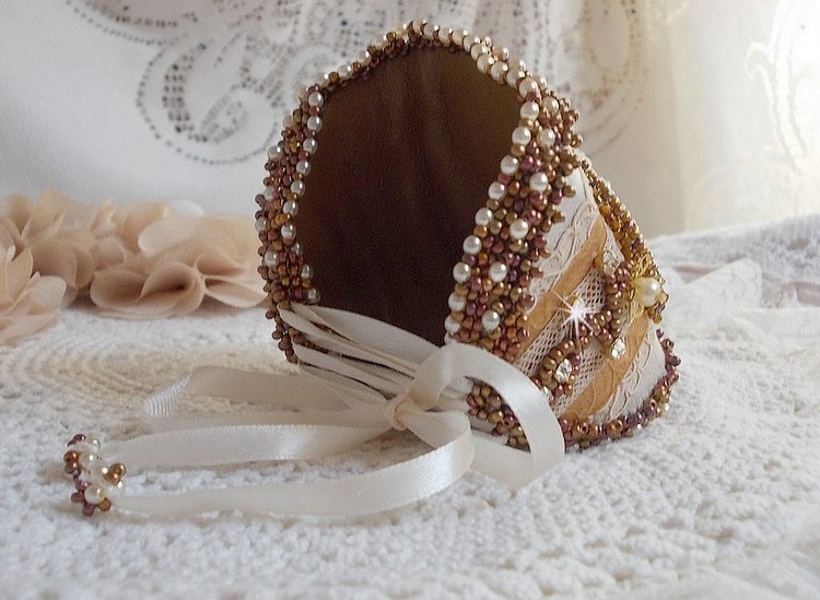 Bracelet Reflets de Rosée manchette brodé avec perles nacrées, dentelle ancienne, Cristal Swarovski et rocailles
