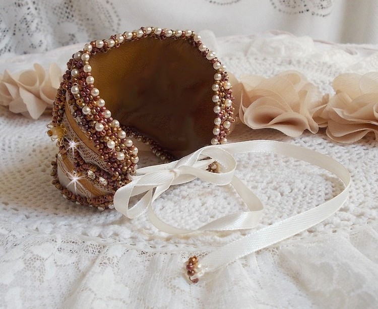 Bracelet Reflets de Rosée manchette brodé avec perles nacrées, dentelle ancienne, Cristal Swarovski et rocailles