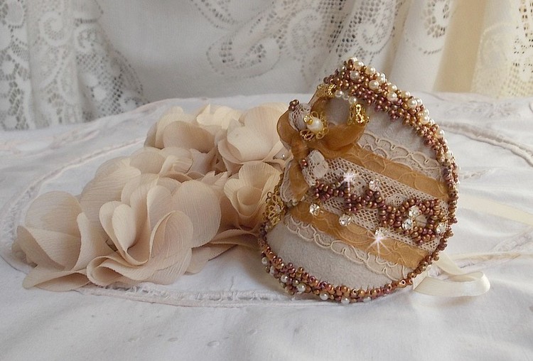 Bracelet Reflets de Rosée manchette brodé avec perles nacrées, dentelle ancienne, Cristal Swarovski et rocailles