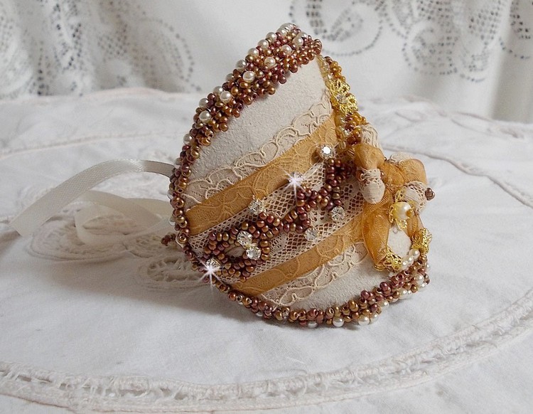 Bracelet Reflets de Rosée manchette brodé avec perles nacrées, dentelle ancienne, Cristal Swarovski et rocailles