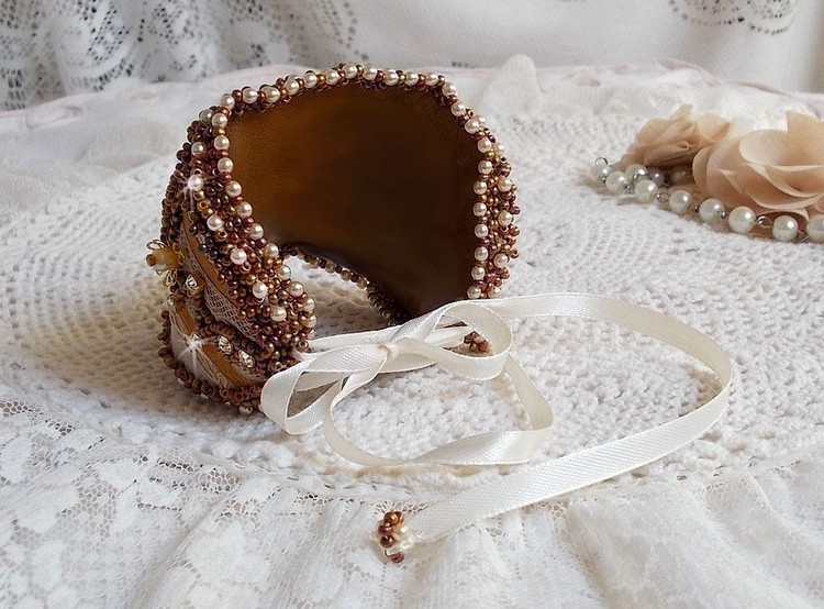 Bracelet Reflets de Rosée manchette brodé avec perles nacrées, dentelle ancienne, Cristal Swarovski et rocailles
