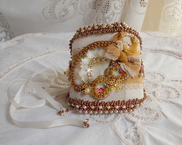 Bracelet Reflets de Rosée manchette brodé avec perles nacrées, dentelle ancienne, Cristal Swarovski et rocailles