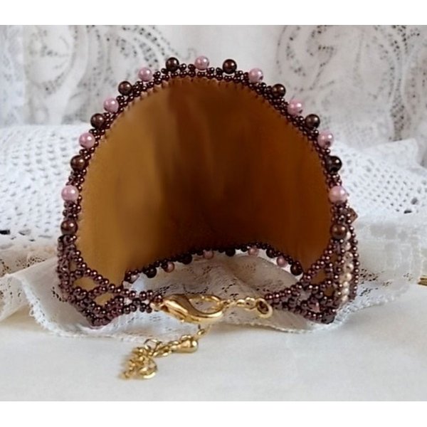 Bracelet Romance manchette brodé avec des nacres en acajou façon vintage, des perles nacrées et des rocailles
