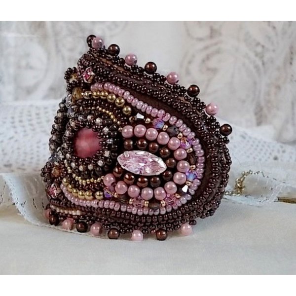 Bracelet Romance manchette brodé avec des nacres en acajou façon vintage, des perles nacrées et des rocailles