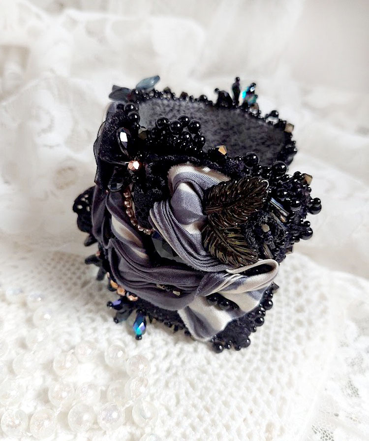 Bracelet Souvenir de Bal manchette brodé avec perles verres, ruban soie, dentelle, fleurs, argent 925 et Perles Cristal 