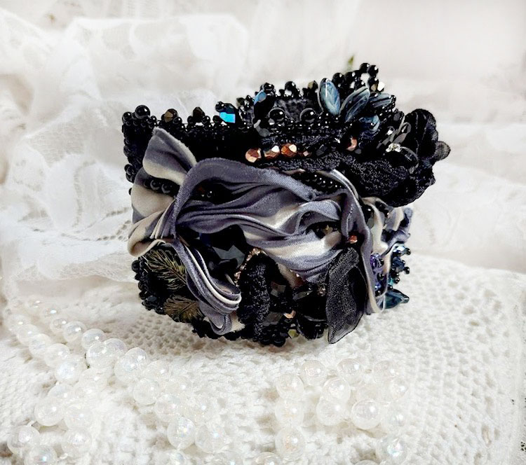 Bracelet Souvenir de Bal manchette brodé avec perles verres, ruban soie, dentelle, fleurs, argent 925 et Perles Cristal 