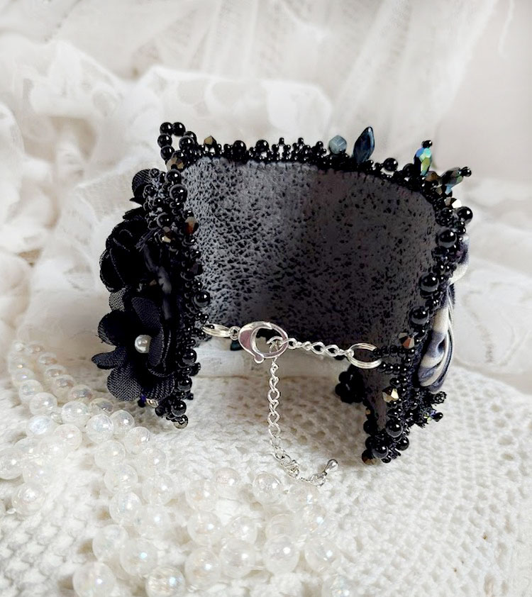 Bracelet Souvenir de Bal manchette brodé avec perles verres, ruban soie, dentelle, fleurs, argent 925 et Perles Cristal 