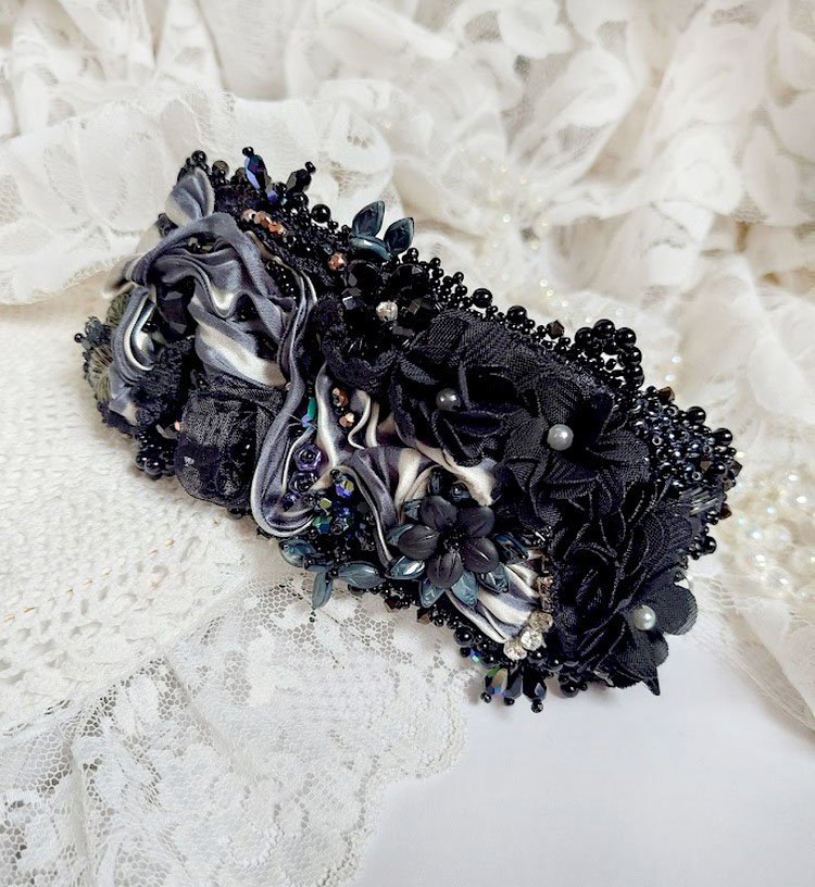 Bracelet Souvenir de Bal manchette brodé avec perles verres, ruban soie, dentelle, fleurs, argent 925 et Perles Cristal 