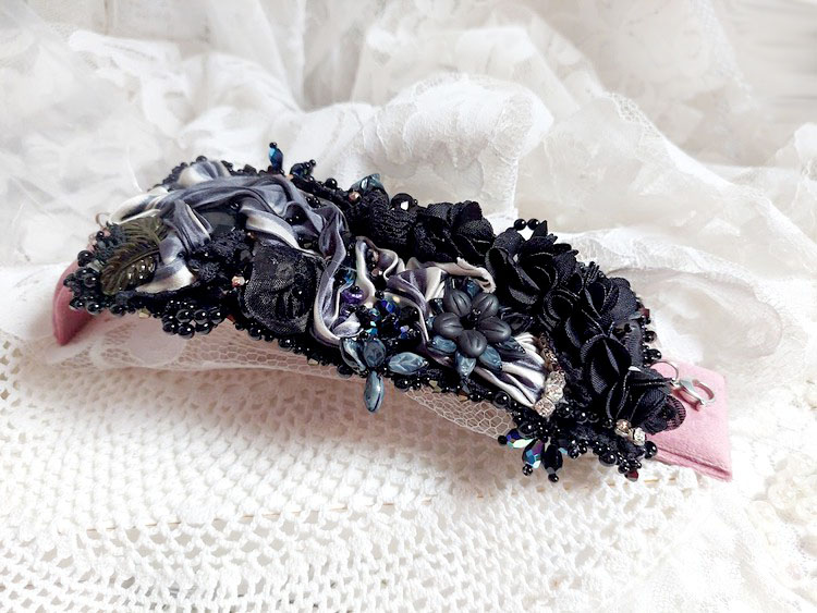 Bracelet Souvenir de Bal manchette brodé avec perles verres, ruban soie, dentelle, fleurs, argent 925 et Perles Cristal 