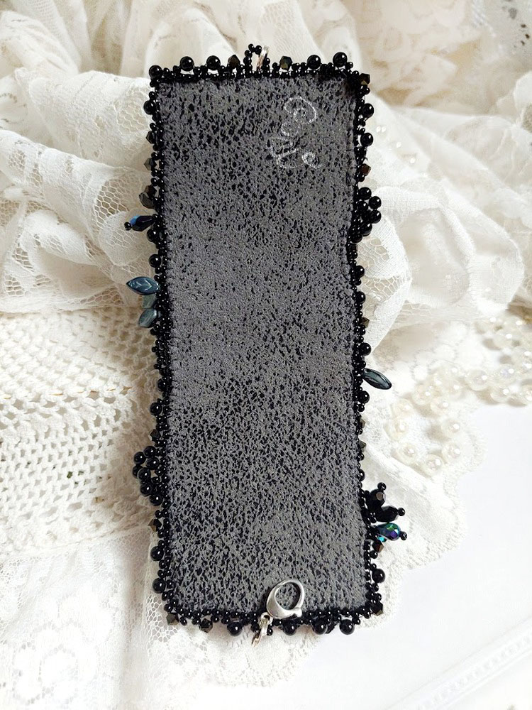 Bracelet Souvenir de Bal manchette brodé avec perles verres, ruban soie, dentelle, fleurs, argent 925 et Perles Cristal 