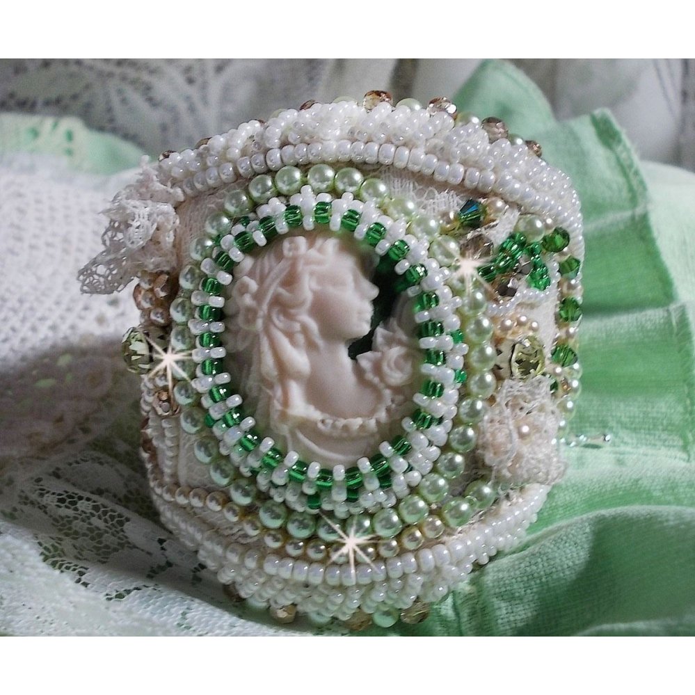 Bracelet Séduction Charme brodé avec un cabochon Fimo fait main représentant une femme avec des fleurs orné de perles Tilleul et Ivoire, s’ajoute des toupies, chatons Jaune et rocailles