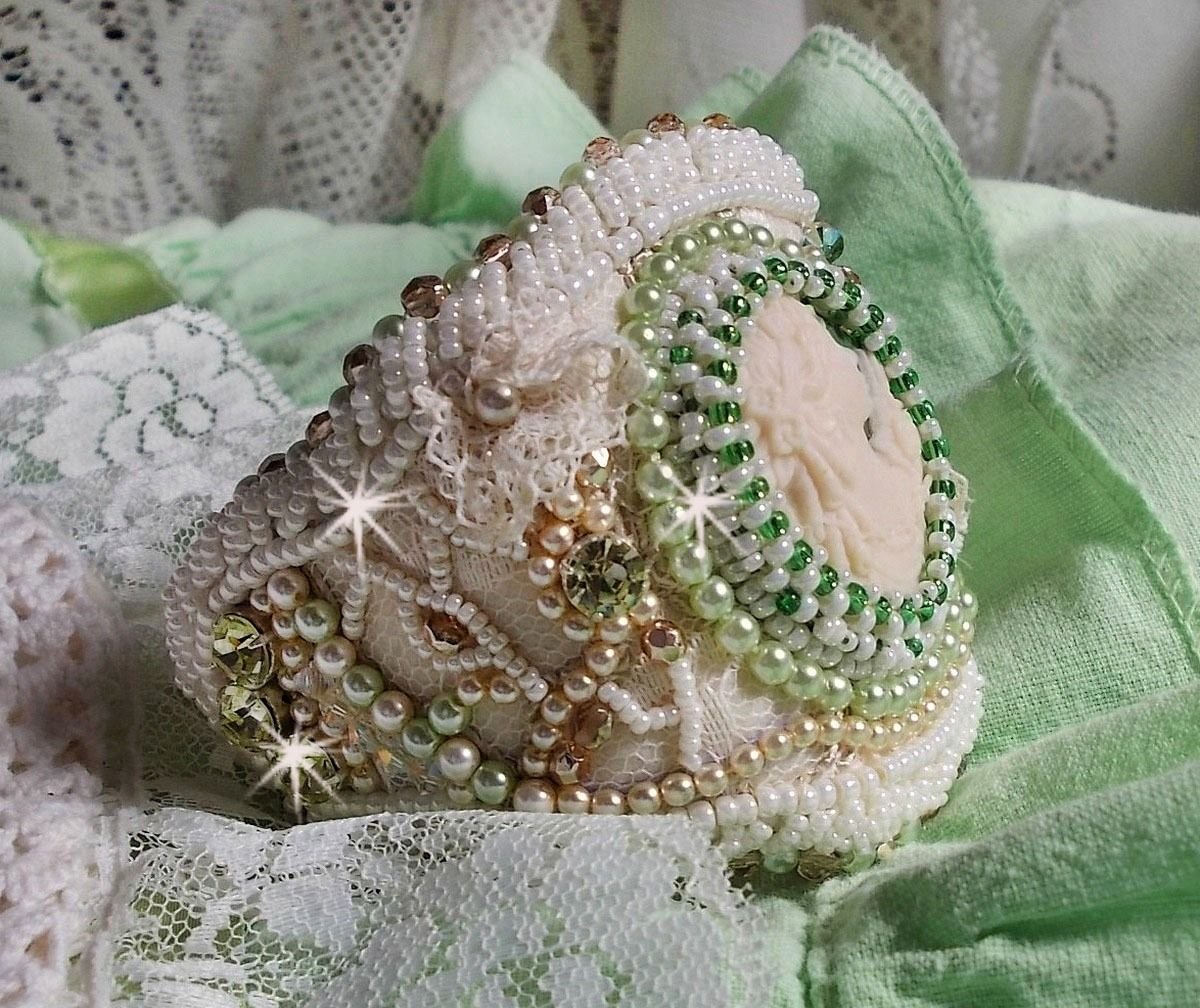 Bracelet Séduction Charme brodé avec un cabochon Fimo fait main représentant une femme avec des fleurs orné de perles Tilleul et Ivoire, s’ajoute des toupies, chatons Jaune et rocailles