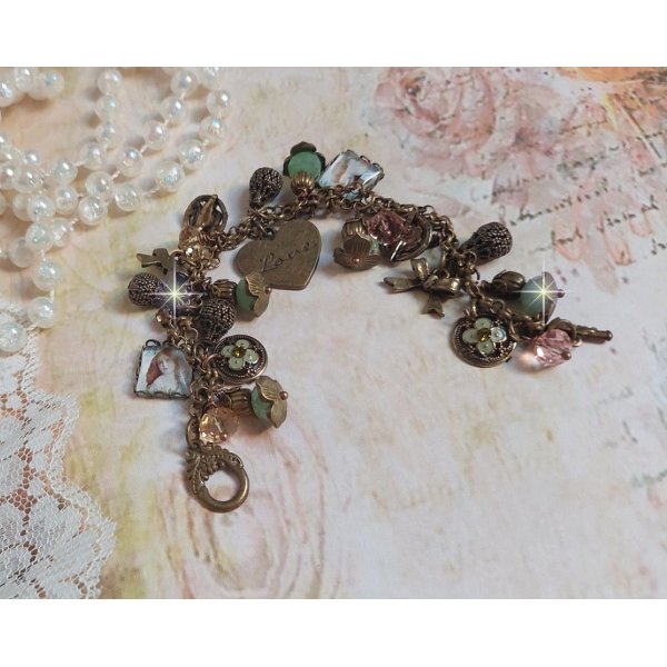 Bracelet Temps d&rsquo;une Folie avec breloques : c&oelig;ur, perles, gouttes filigran&eacute;es, fleurs &eacute;maill&eacute;es, perles rondes, cabochons carr&eacute;s et perles rondes en Verre. Mont&eacute;s sur cha&icirc;nes et fermoir en T Bronze