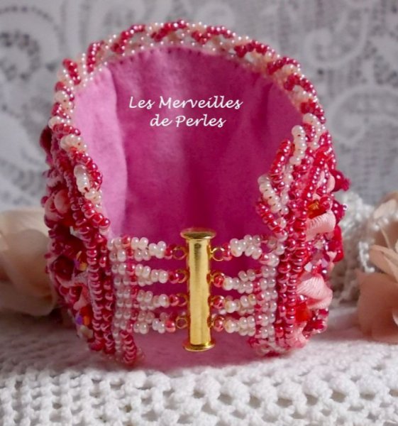 Bracelet Coralie manchette brodé avec des coraux Rouges, des Rose Light et des rocailles