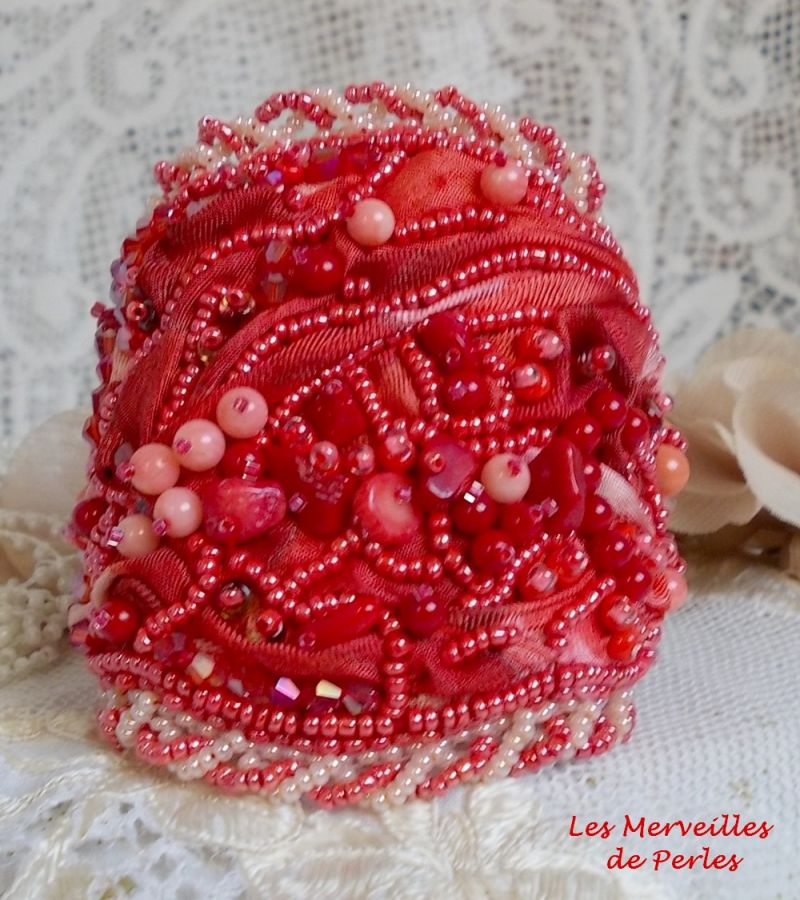 Bracelet Coralie manchette brodé avec des coraux Rouges, des Rose Light et des rocailles