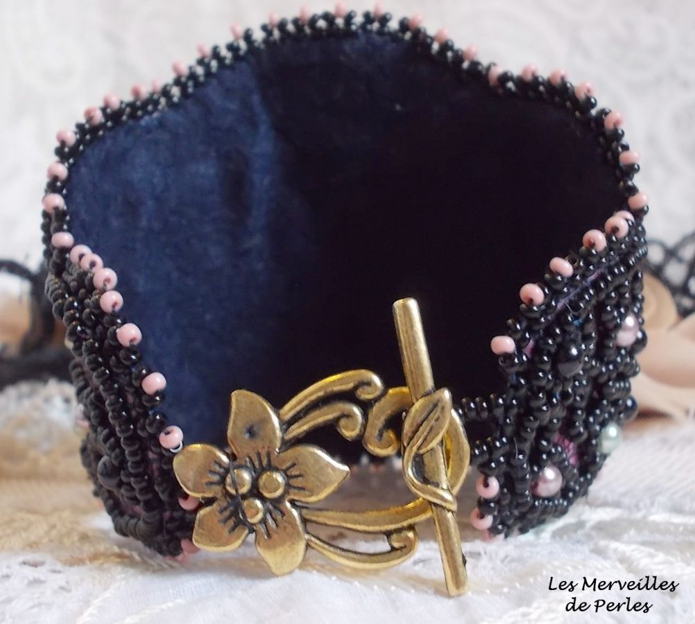 Bracelet Marquise manchette  brodé avec des Cristaux de Swarovski, une dentelle noire de 1950 très ancienne, des perles d'eau douce et des rocailles