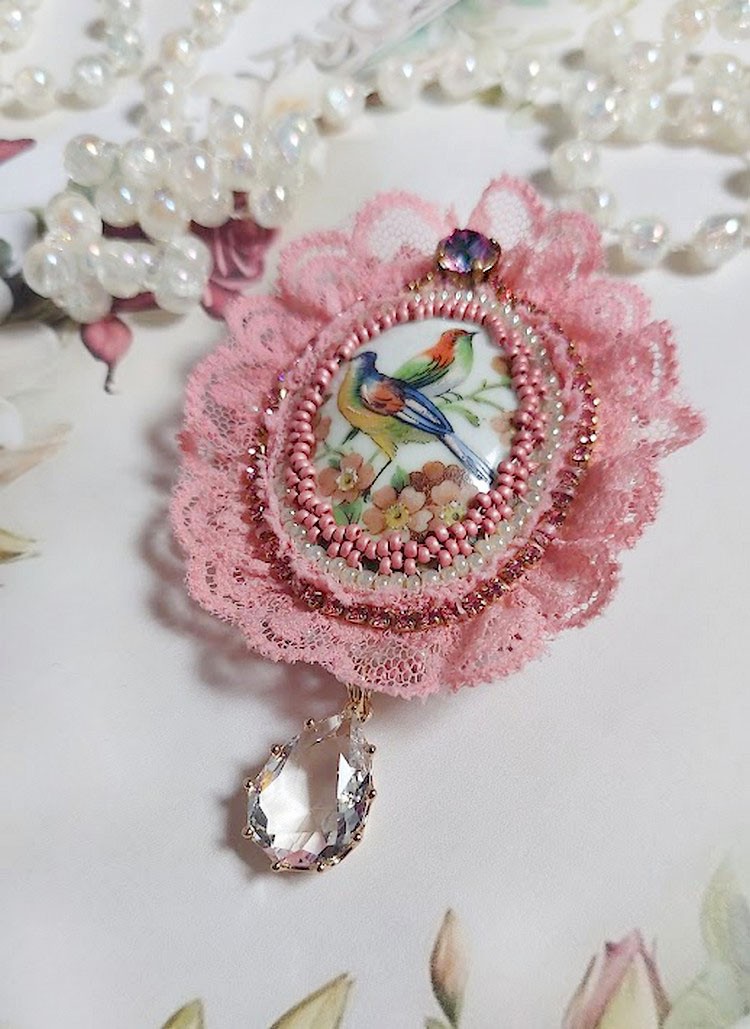 Broche Amour d’oiseaux brodée avec cabochon porcelaine de limoge, perle cristal, dentelle et pendentif cristal de verre