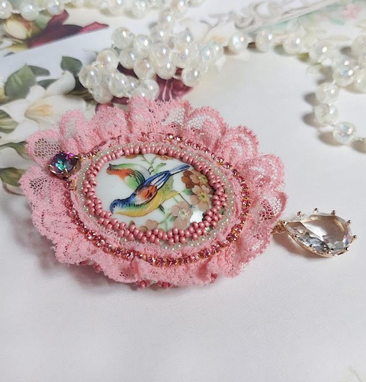 Broche Amour d’oiseaux brodée avec cabochon porcelaine de limoge, perle cristal, dentelle et pendentif cristal de verre