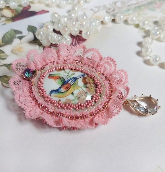 Broche Amour d’oiseaux brodée avec cabochon porcelaine de limoge, perle cristal, dentelle et pendentif cristal de verre