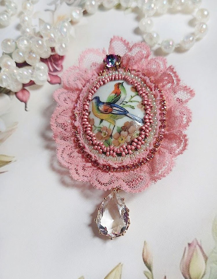 Broche Amour d’oiseaux brodée avec cabochon porcelaine de limoge, perle cristal, dentelle et pendentif cristal de verre
