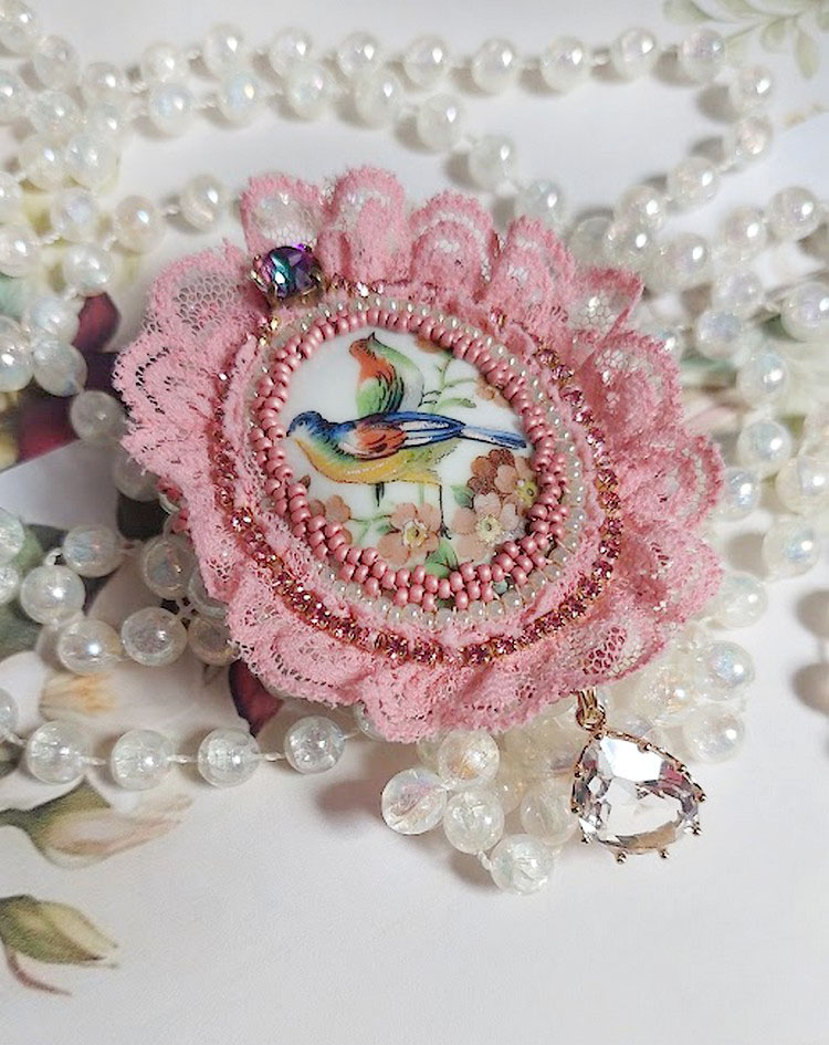 Broche Amour d’oiseaux brodée avec cabochon porcelaine de limoge, perle cristal, dentelle et pendentif cristal de verre