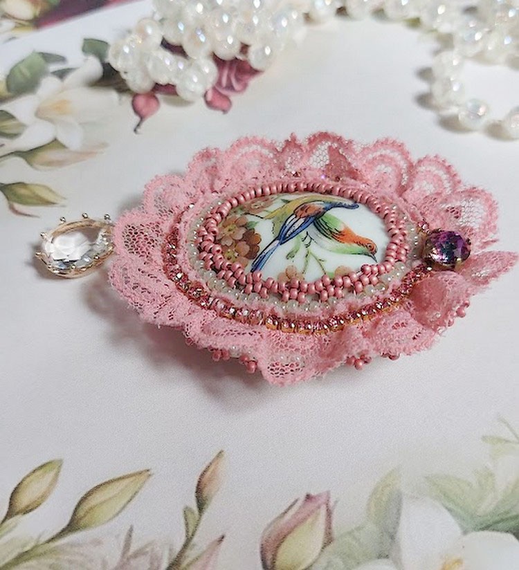 Broche Amour d’oiseaux brodée avec cabochon porcelaine de limoge, perle cristal, dentelle et pendentif cristal de verre