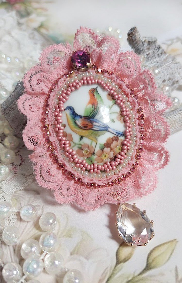 Broche Amour d’oiseaux brodée avec cabochon porcelaine de limoge, perle cristal, dentelle et pendentif cristal de verre