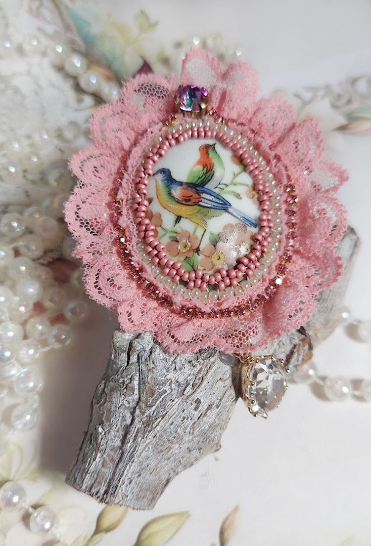 Broche Amour d’oiseaux brodée avec cabochon porcelaine de limoge, perle cristal, dentelle et pendentif cristal de verre