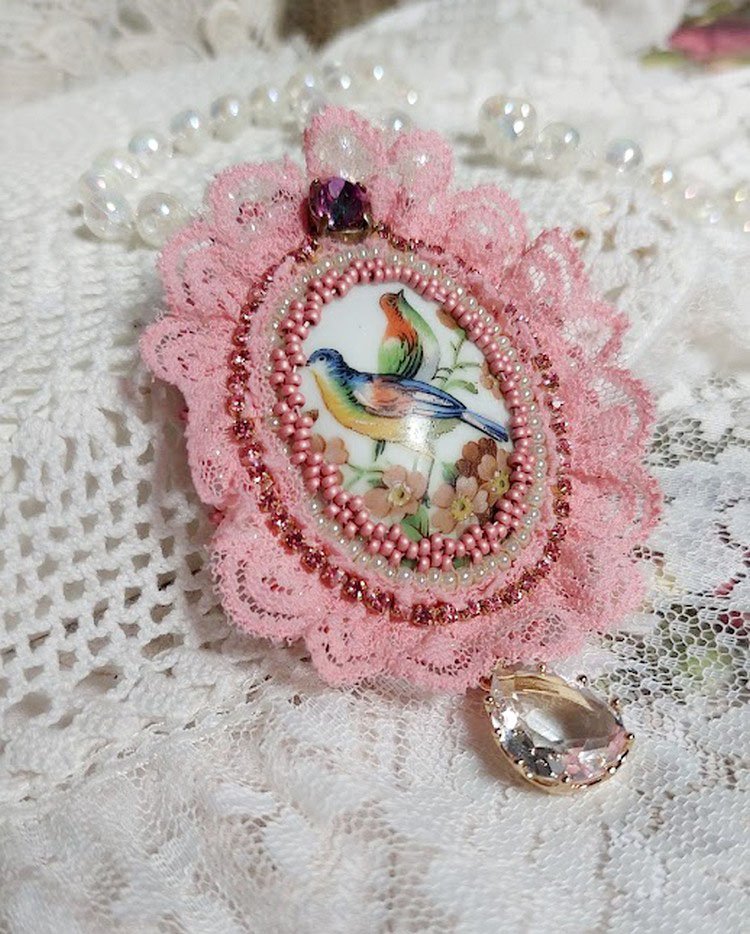 Broche Amour d’oiseaux brodée avec cabochon porcelaine de limoge, perle cristal, dentelle et pendentif cristal de verre