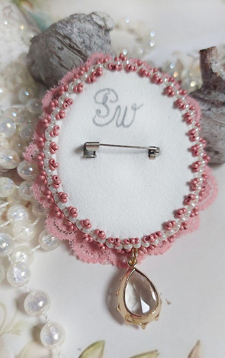 Broche Amour d’oiseaux brodée avec cabochon porcelaine de limoge, perle cristal, dentelle et pendentif cristal de verre