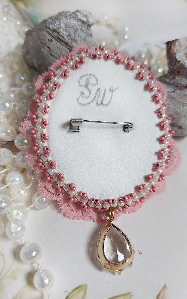 Broche Amour d’oiseaux brodée avec cabochon porcelaine de limoge, perle cristal, dentelle et pendentif cristal de verre