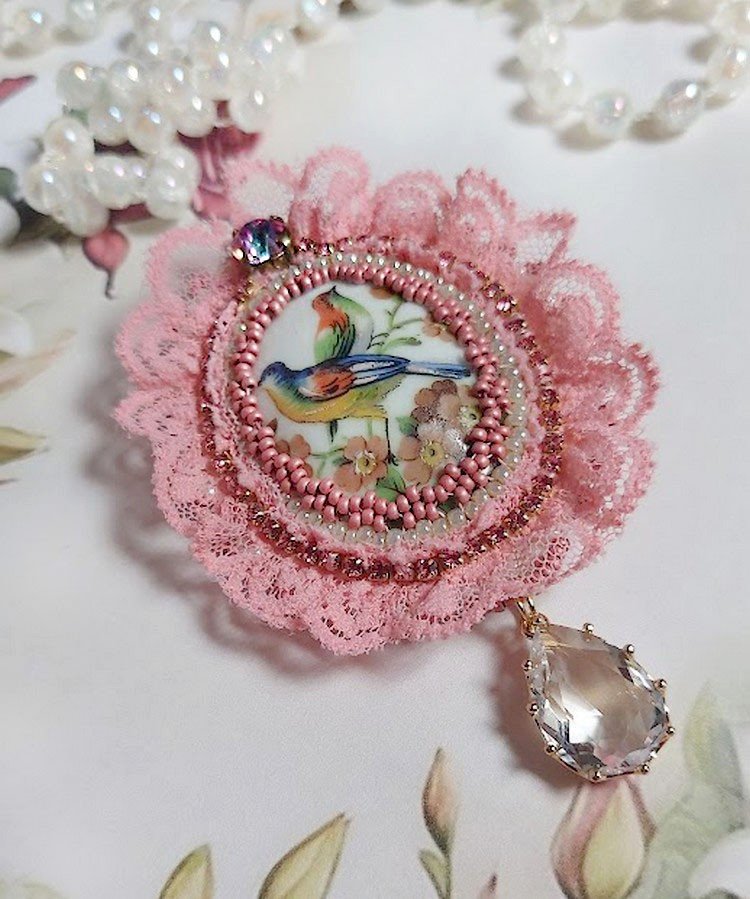 Broche Amour d’oiseaux brodée avec cabochon porcelaine de limoge, perle cristal, dentelle et pendentif cristal de verre