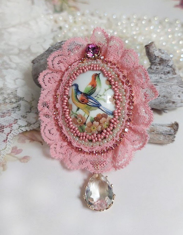 Broche Amour d’oiseaux brodée avec cabochon porcelaine de limoge, perle cristal, dentelle et pendentif cristal de verre