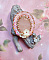 Broche unique avec un quartz rose orné de perles et sequins