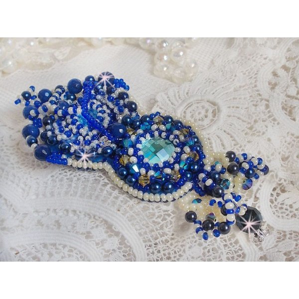 Broche Blue Palace Haute-Couture brodée avec des Cristaux de Swarovski, des perles rondes nacrées, des facettes en verre de bohème et des rocailles