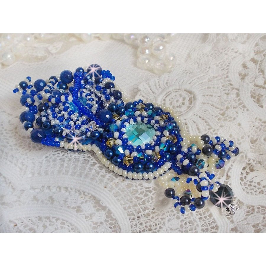 Broche Blue Palace Haute-Couture brodée avec des Cristaux de Swarovski, des perles rondes nacrées, des facettes en verre de bohème et des rocailles