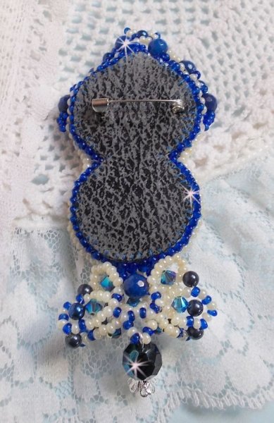 Broche Blue Palace Haute-Couture brodée avec des Cristaux de Swarovski, des perles rondes nacrées, des facettes en verre de bohème et des rocailles