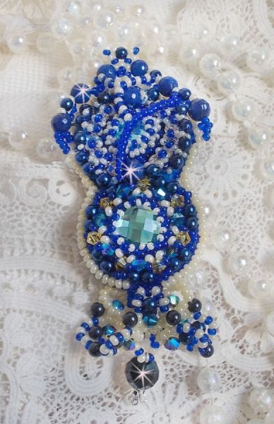 Broche Blue Palace Haute-Couture brodée avec des Cristaux de Swarovski, des perles rondes nacrées, des facettes en verre de bohème et des rocailles