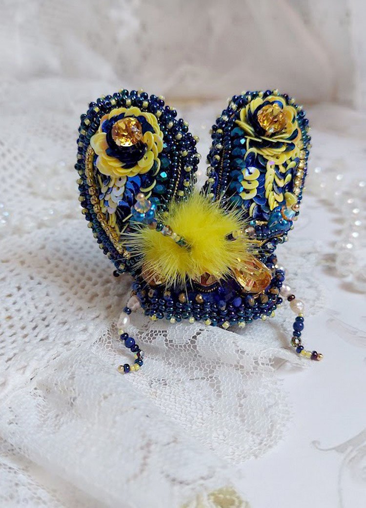 Broche cara royal soleil, brodée avec perles d’eau douce, sequins, verre, strass et cristaux de swarovski