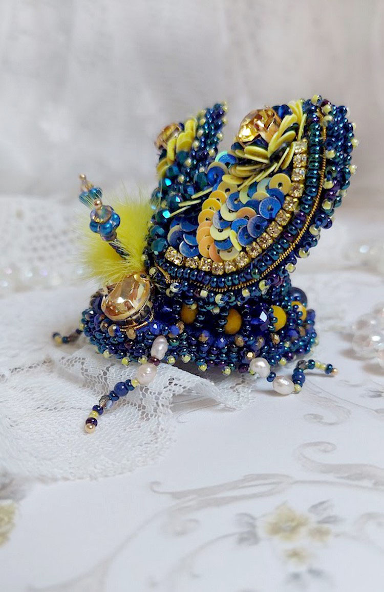 Broche cara royal soleil, brodée avec perles d’eau douce, sequins, verre, strass et cristaux de swarovski