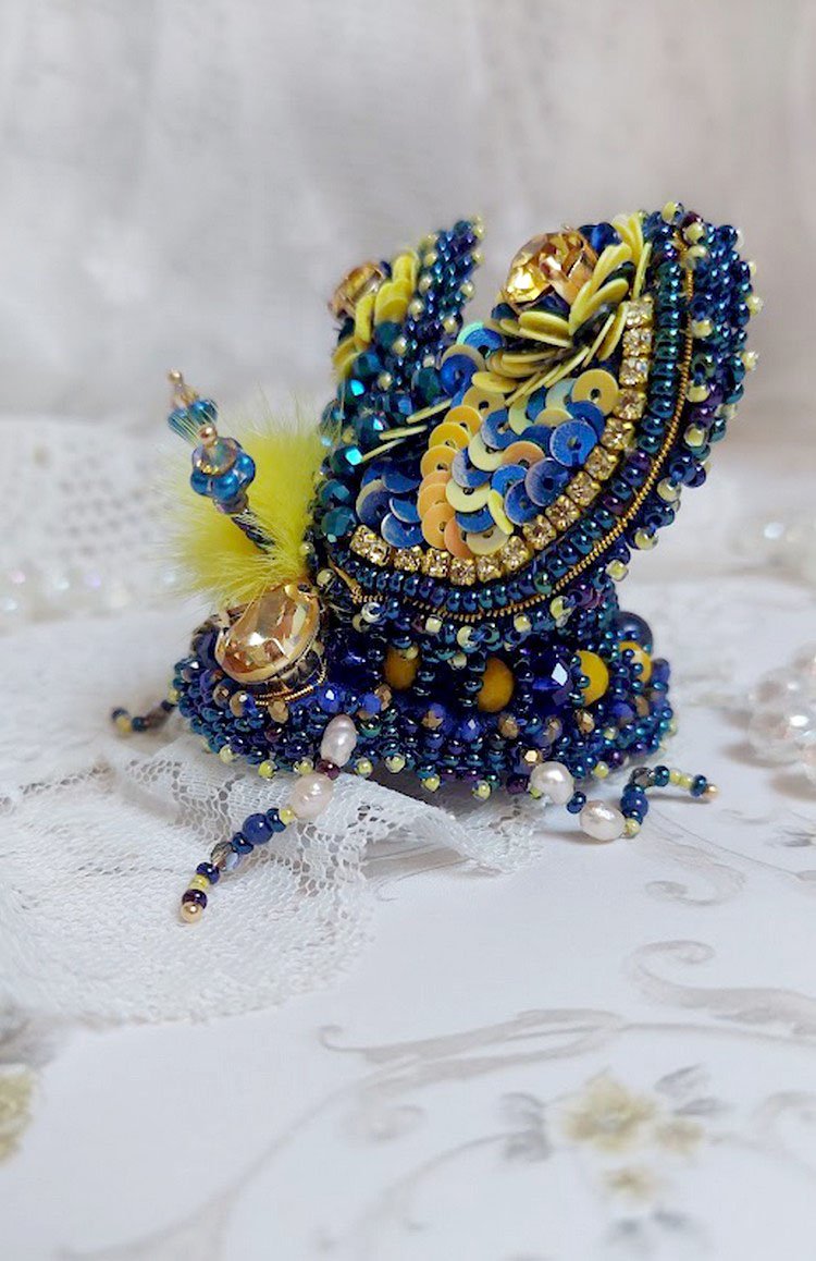 Broche cara royal soleil, brodée avec perles d’eau douce, sequins, verre, strass et cristaux de swarovski