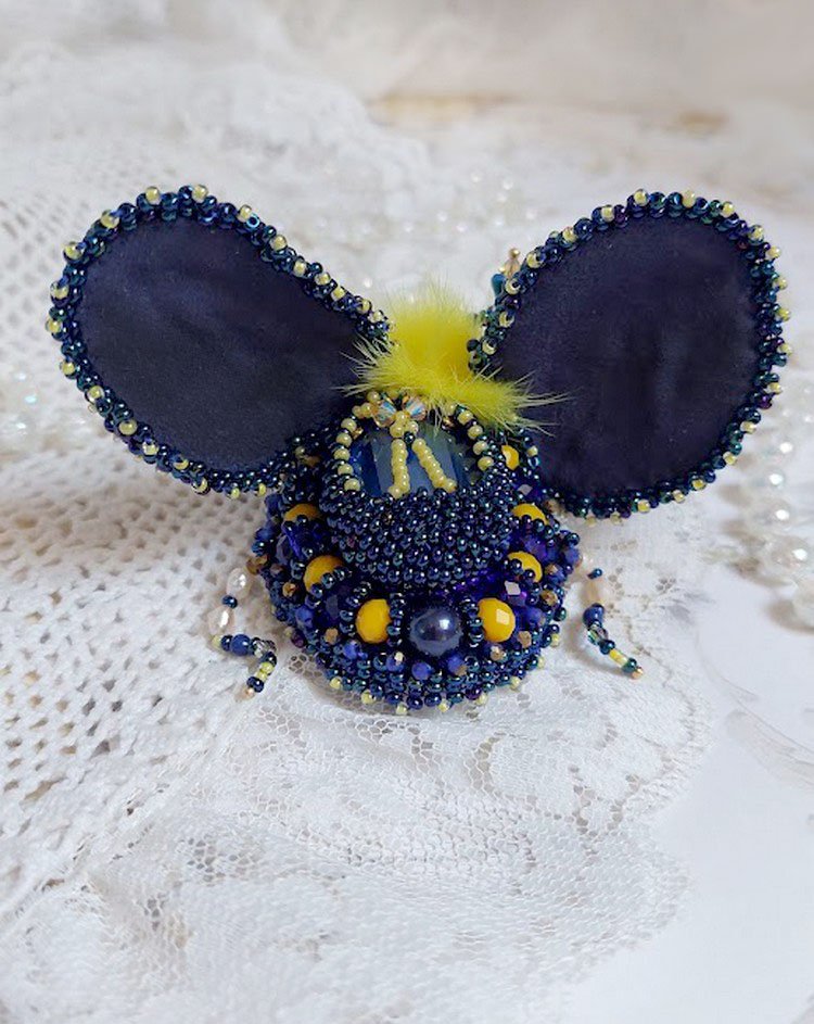 Broche cara royal soleil, brodée avec perles d’eau douce, sequins, verre, strass et cristaux de swarovski