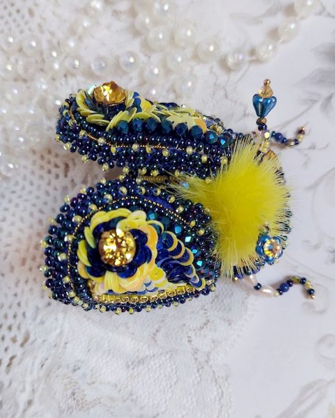 Broche Cara Royal Soleil, brod&eacute;e avec perles d&rsquo;eau douce, sequins, verre, strass et cristaux de swarovski