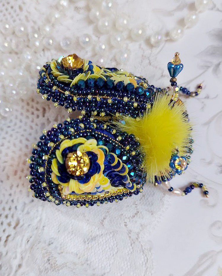 Broche cara royal soleil, brodée avec perles d’eau douce, sequins, verre, strass et cristaux de swarovski